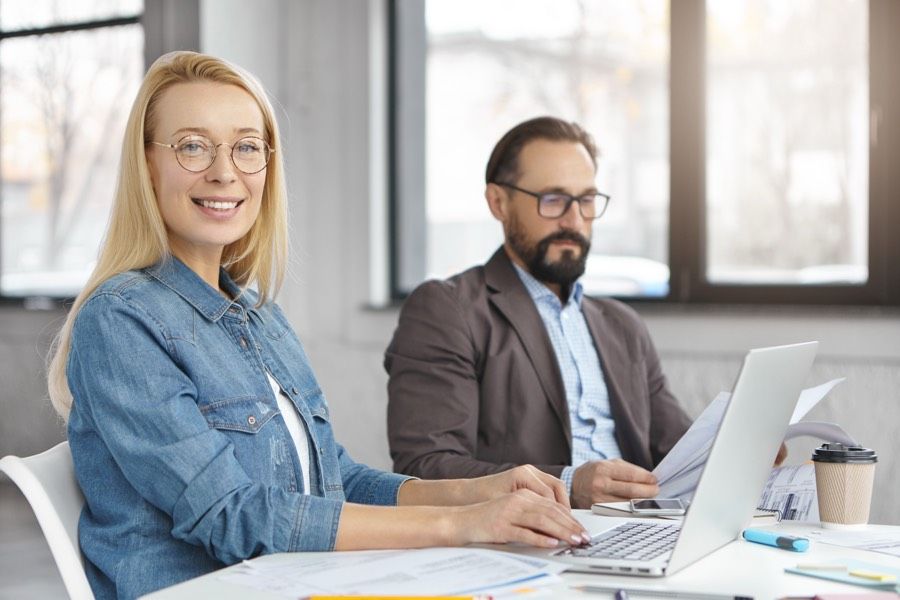 Conseillère Th2 Patrimoine présentant le fonctionnement d’un contrat de capitalisation à un client