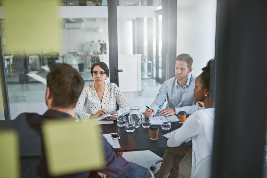 Conseiller Th2 Patrimoine passant en revue les contrats d’assurance d’un client